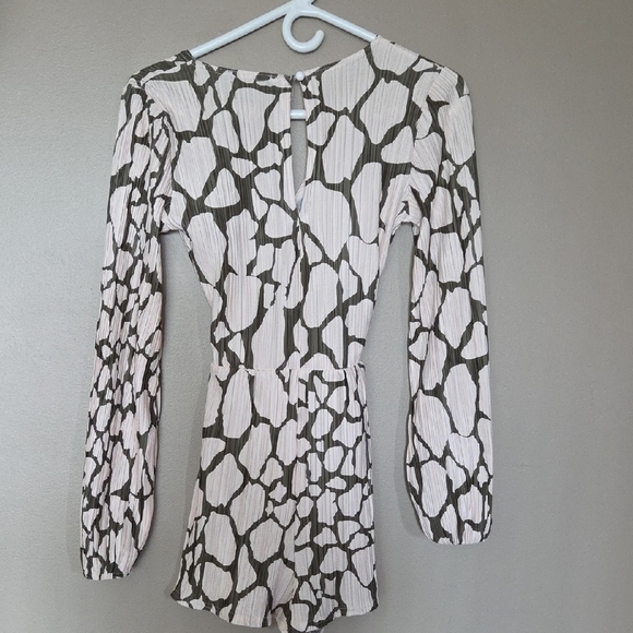 PrettyLittleThing Abstract Print Romper Size 6 - Picture 3 of 4